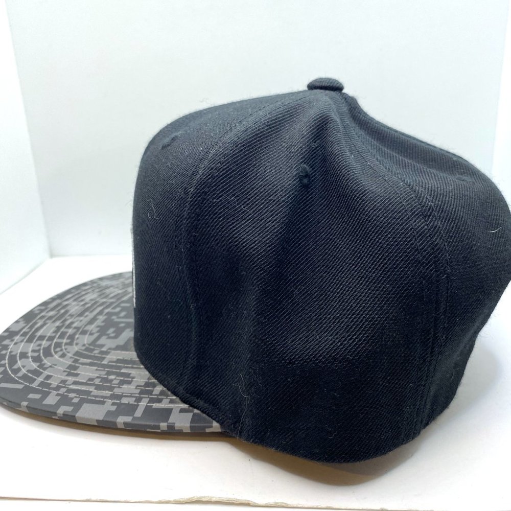 Mitchell & Ness Grey and Black Charlotte Hornets logo hat - Picture 6 of 8
